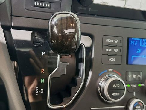 Used 2015 Toyota Sienna XLE image 17
