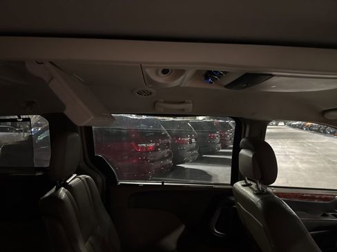 Used 2016 Chrysler Town & Country Touring image 12