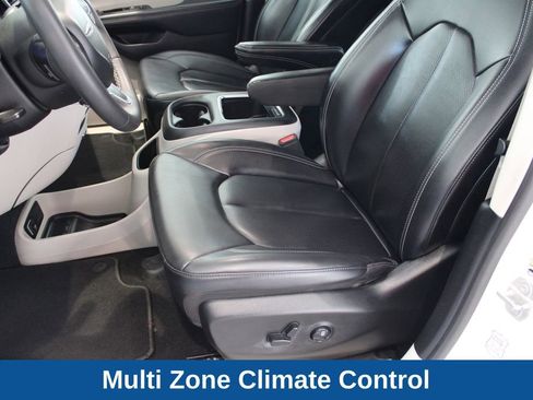 Used 2023 Chrysler Pacifica Touring-L image 11