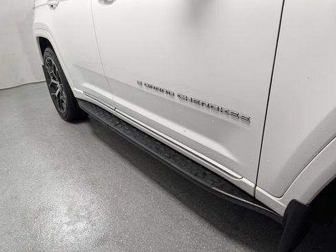 Used 2023 Jeep Grand Cherokee Summit AWD/4WD image 3