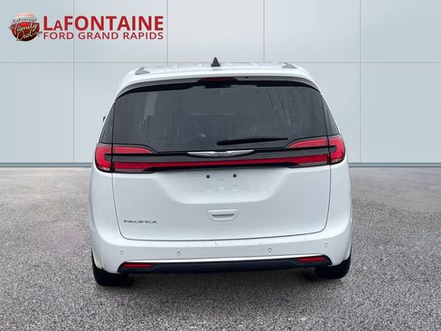 Used 2023 Chrysler Pacifica Touring-L image 6