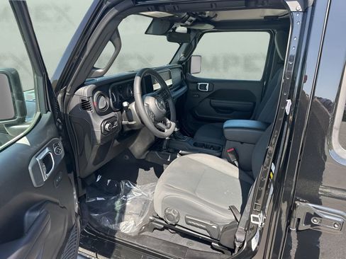 Used 2025 Jeep Wrangler Unlimited Rubicon w/ Convenience Group image 9