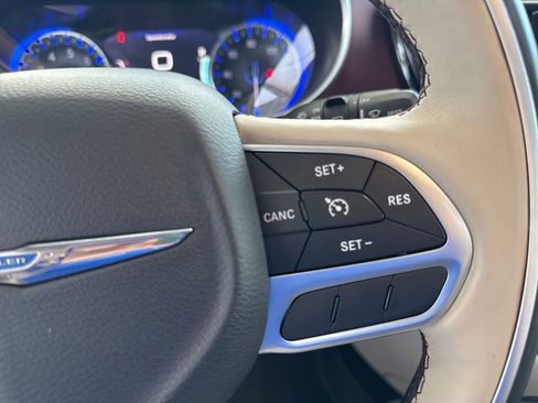 Used 2017 Chrysler Pacifica Limited image 26