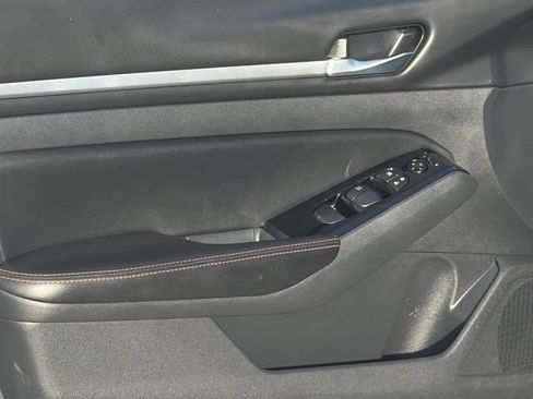 Used 2024 Nissan Altima 2.5 SR FWD image 12