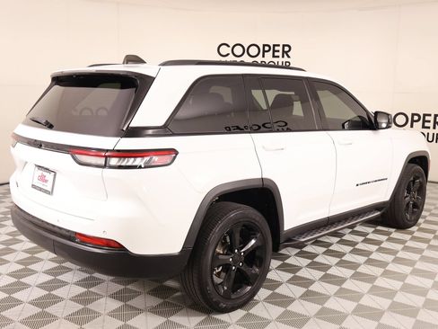 Used 2023 Jeep Grand Cherokee Altitude RWD image 21
