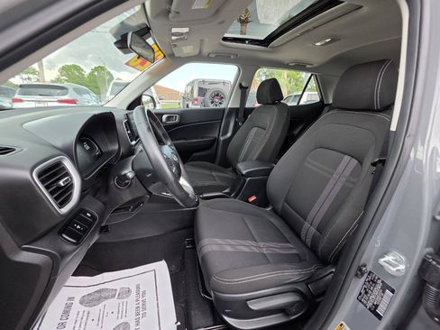 Used 2023 Hyundai Venue SEL FWD image 11