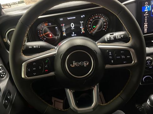 Used 2024 Jeep Wrangler Unlimited Sahara w/ Technology Group AWD/4WD image 5