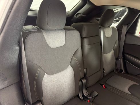 Used 2018 Jeep Cherokee Latitude w/ Cold Weather Group image 23