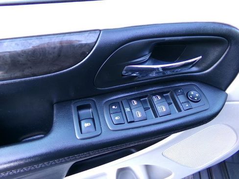 Used 2019 Dodge Grand Caravan SE w/ UConnect Hands-Free Group FWD image 9