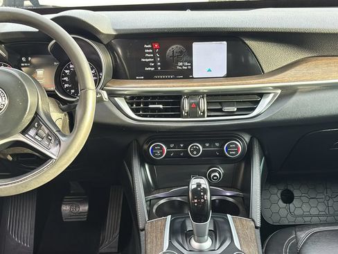 Used 2018 Alfa Romeo Stelvio Ti AWD/4WD image 5
