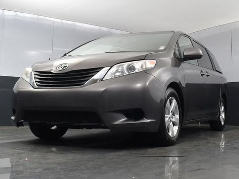 Used 2012 Toyota Sienna LE FWD image 21