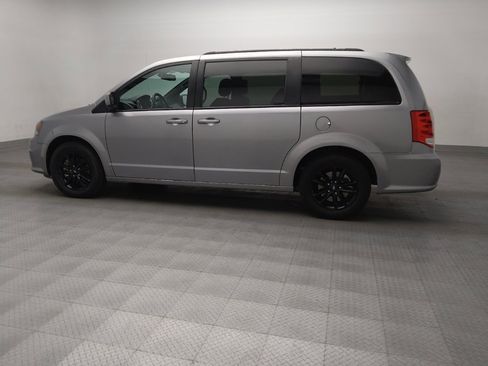 Used 2020 Dodge Grand Caravan SE image 3