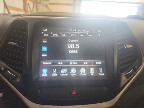 Used 2018 Jeep Cherokee Latitude Plus w/ Comfort/Convenience Group image 16