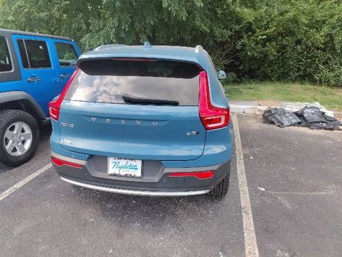 Used 2023 Volvo XC40 B5 Plus AWD/4WD image 9