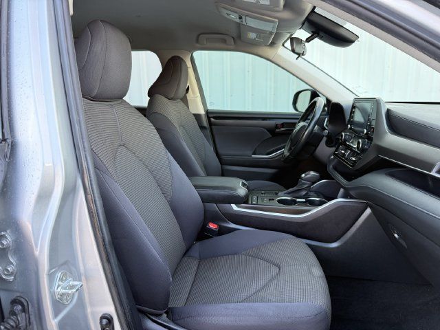 Used 2022 Toyota Highlander LE FWD image 29