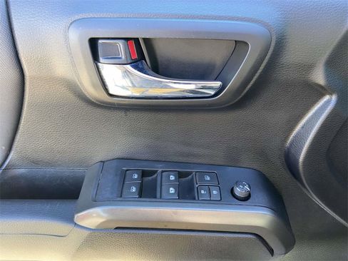 Used 2022 Toyota Tacoma TRD Sport image 11