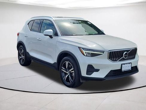 Certified 2025 Volvo XC40 B5 Core AWD/4WD image 1
