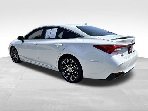 Used 2019 Toyota Avalon Touring FWD image 4