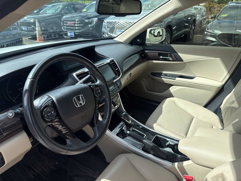Used 2017 Honda Accord Touring image 16