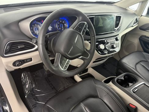 Used 2023 Chrysler Pacifica Touring-L FWD image 17