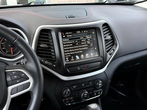 Used 2017 Jeep Cherokee Trailhawk AWD/4WD image 37