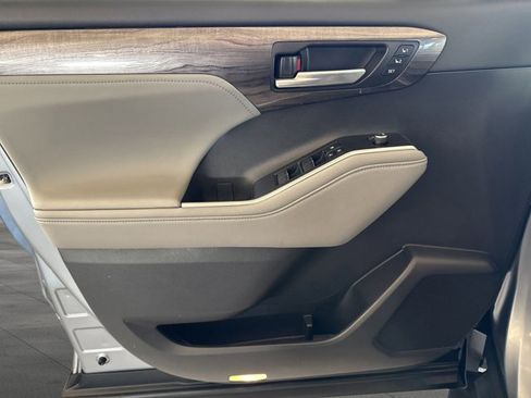 Used 2023 Toyota Highlander Platinum image 10