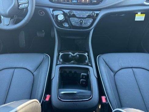 New 2026 Chrysler Pacifica Limited w/ S Appearance Package AWD/4WD image 18