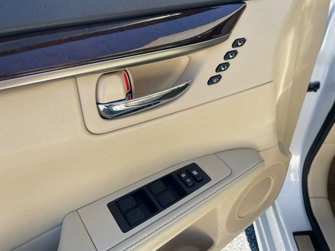 Used 2014 Lexus ES 350 w/ Luxury Package FWD image 32