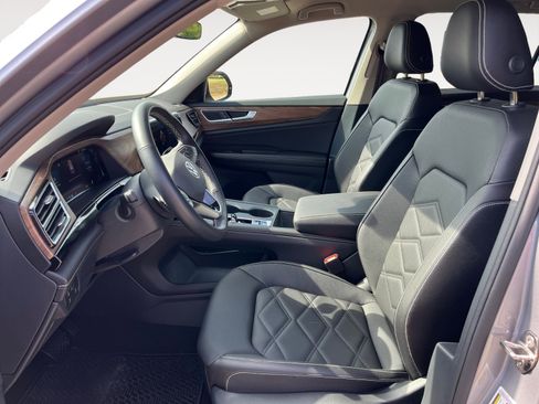 Used 2025 Volkswagen Atlas SE AWD/4WD image 11