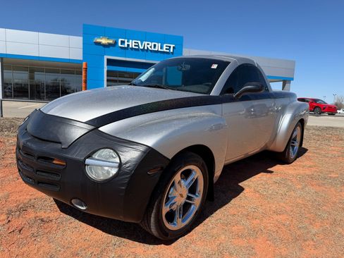 Used 2005 Chevrolet SSR w/ Preferred Equipment Group image 2