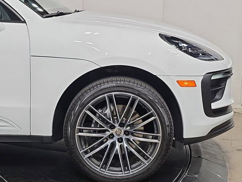 Certified 2025 Porsche Macan AWD/4WD image 11