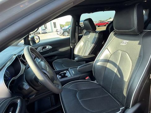 Used 2025 Chrysler Pacifica Limited FWD image 23