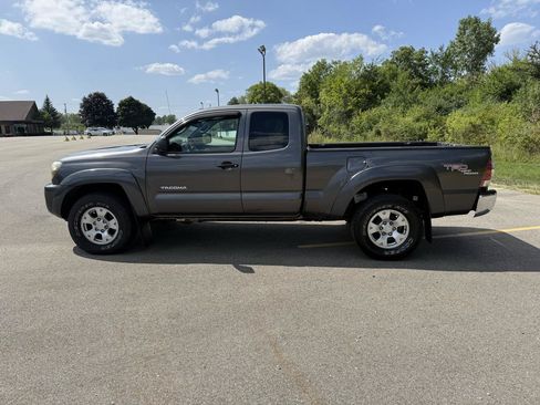 Used 2011 Toyota Tacoma 4x4 Access Cab V6 w/ TRD Off-Road Pkg image 8