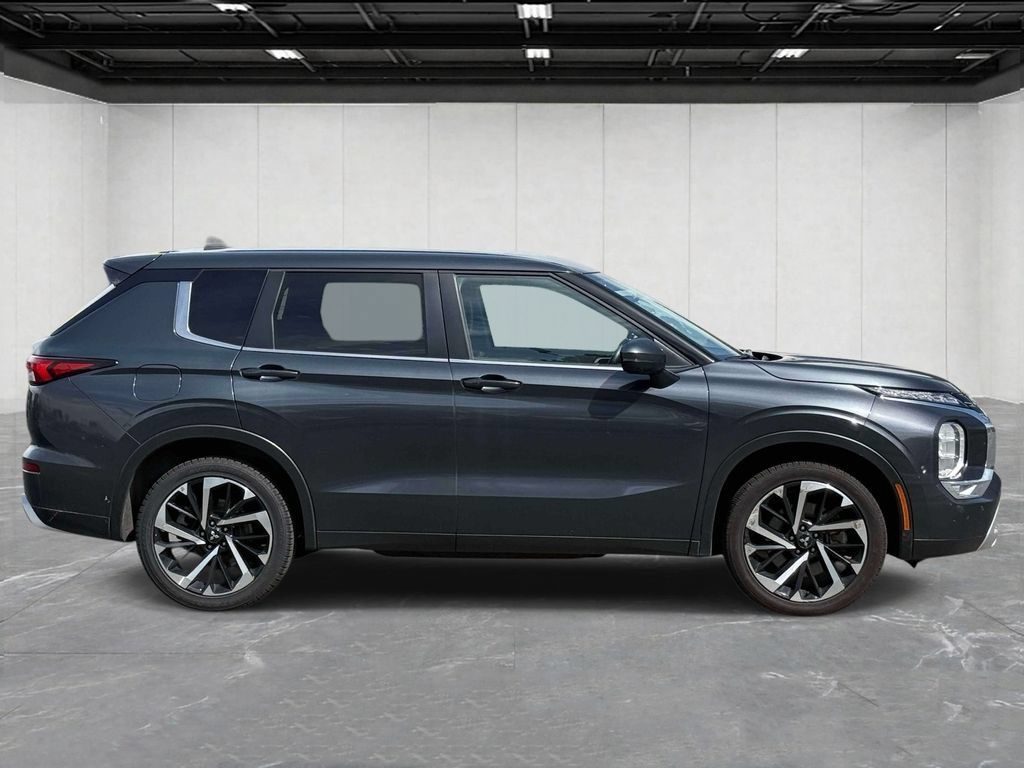 Used 2024 Mitsubishi Outlander SE Black Edition FWD image 4