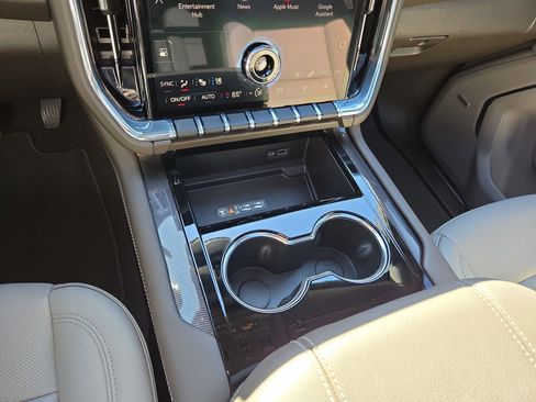 Used 2025 GMC Yukon Elevation w/ Elevation Premium Package image 22