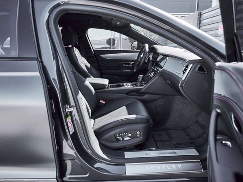 Used 2023 Bentley Flying Spur V8 image 24