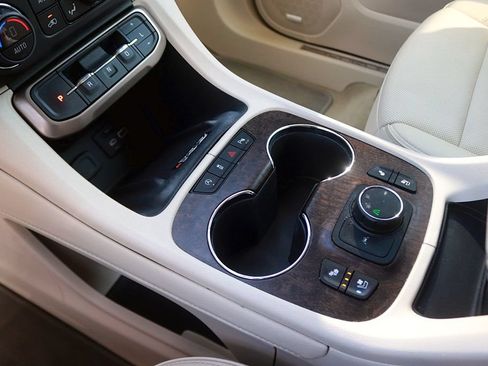 Used 2023 GMC Acadia Denali w/ Denali Ultimate Package FWD image 22
