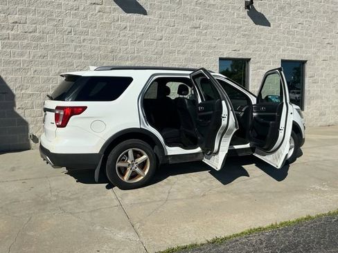Used 2016 Ford Explorer XLT w/ Equipment Group 202A AWD/4WD image 12
