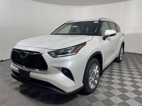 New 2026 Toyota Highlander Limited AWD/4WD image 3