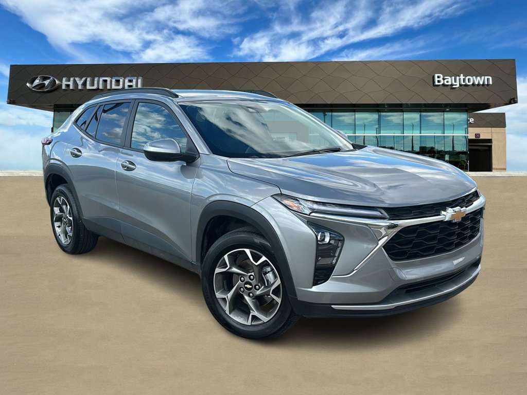 Used 2025 Chevrolet Trax LT FWD image 1