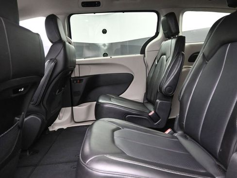 Used 2024 Chrysler Pacifica Touring-L image 11