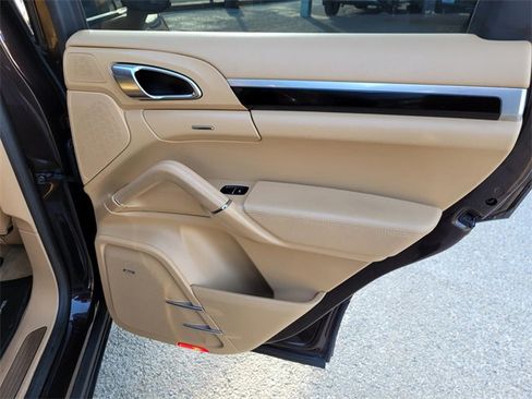 Used 2017 Porsche Cayenne Platinum Edition image 10