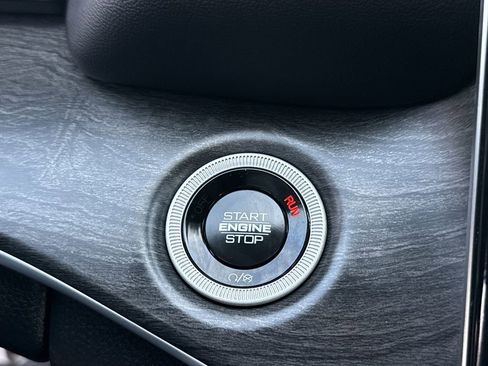 Used 2025 Jeep Grand Cherokee Limited w/ Luxury Tech Group II image 23