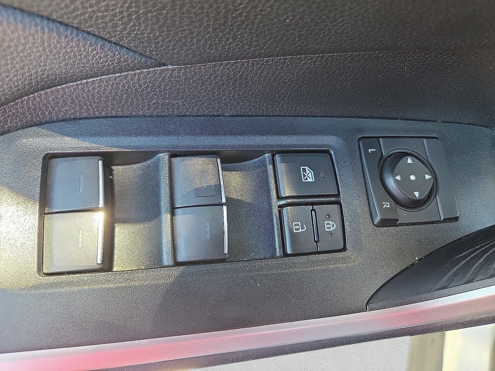 Used 2025 Toyota RAV4 XLE FWD image 15