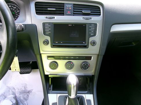 Used 2017 Volkswagen Golf SE image 17