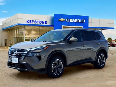 Used 2024 Nissan Rogue SV AWD/4WD image 3
