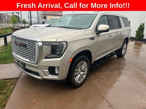 Used 2021 GMC Yukon XL Denali w/ Advanced Technology Package AWD/4WD image 3