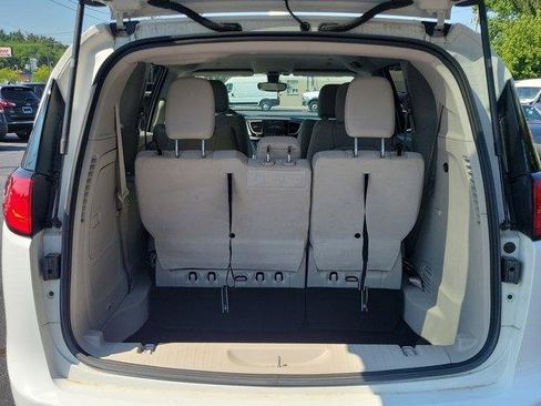 Used 2018 Chrysler Pacifica Touring Plus image 8