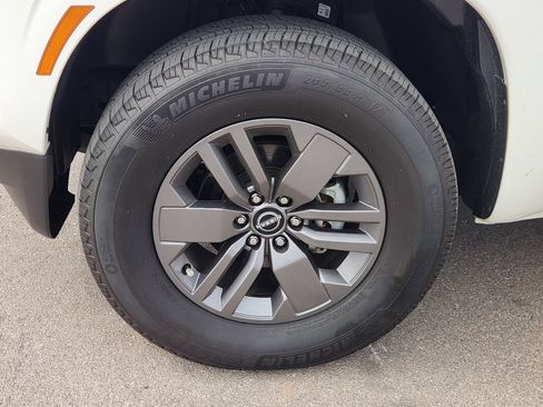 Used 2025 Nissan Frontier SV RWD image 13