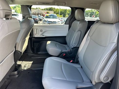 Used 2025 Toyota Sienna XLE FWD image 12